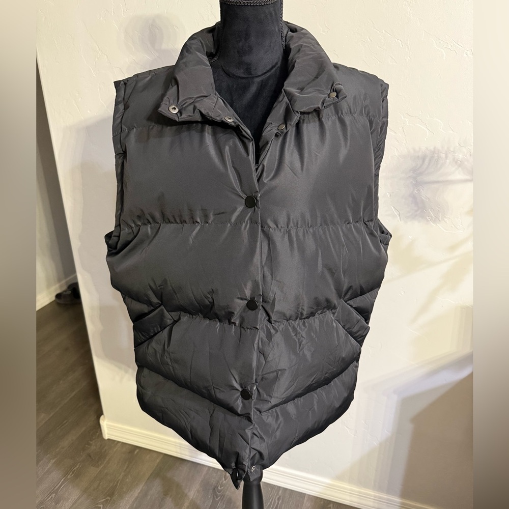 NWOT Woman’s Black Puffer Vest. Size XL